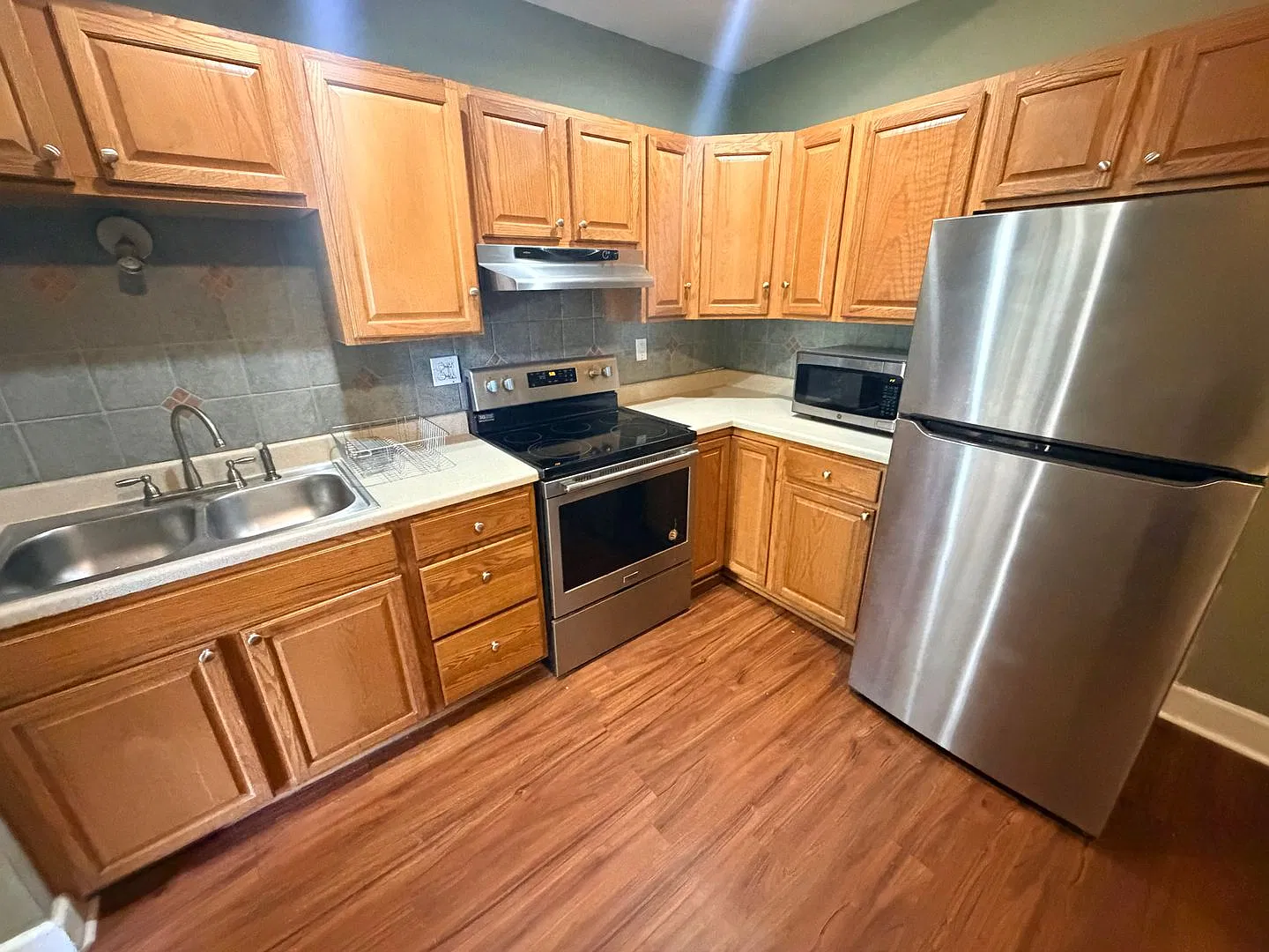 3br / 1 Bath - Center Square Available Now! — Photo 3