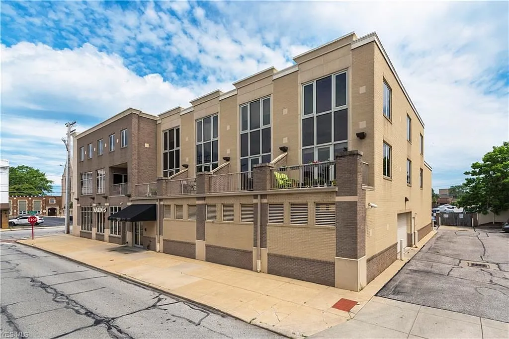 1411 Rosewood Ave #R-211 photo 1