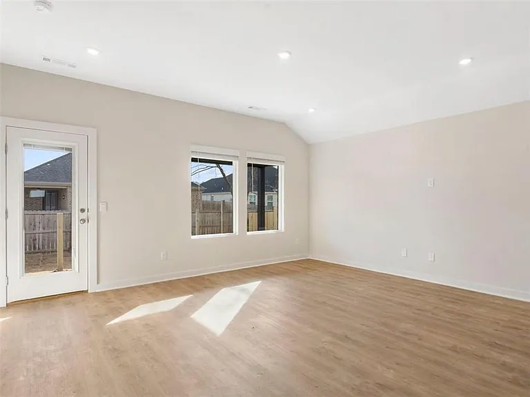 618 S Neon Ave — Photo 9