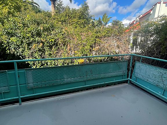 5th image of 2232 N Beachwood Dr #4