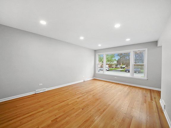 5th image of 2913 W 99th Pl