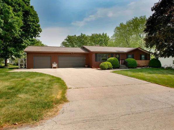 106 E Lincoln St, Lena, IL 61048