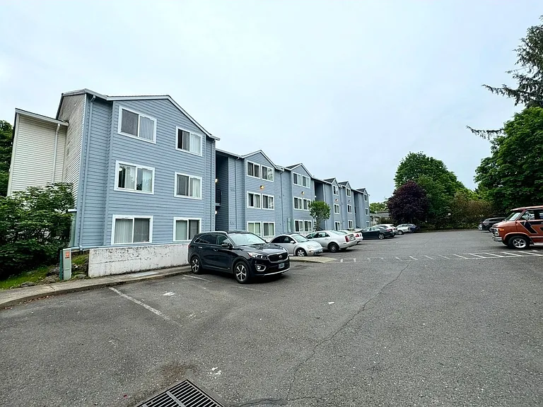0174-06PP Lindsey Anne Apartments — Photo 14