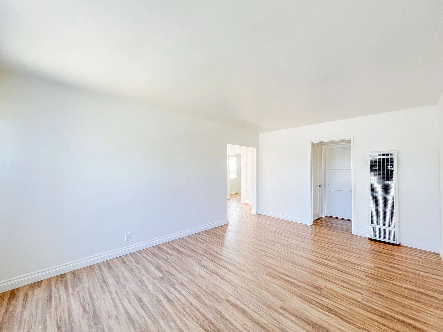 Long Beach 3 Bedroom 1.5 Bath House - 2 Car Garage - Large Yard - Huge Bonus Room! — Photo 2