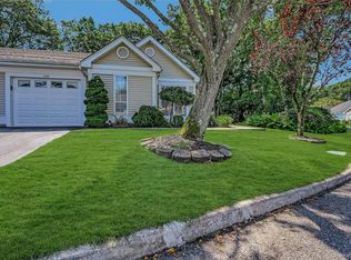 240 Glen Dr, Ridge, NY 11961