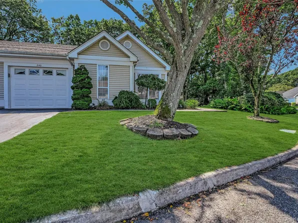 240 Glen Drive, Ridge, NY 11961