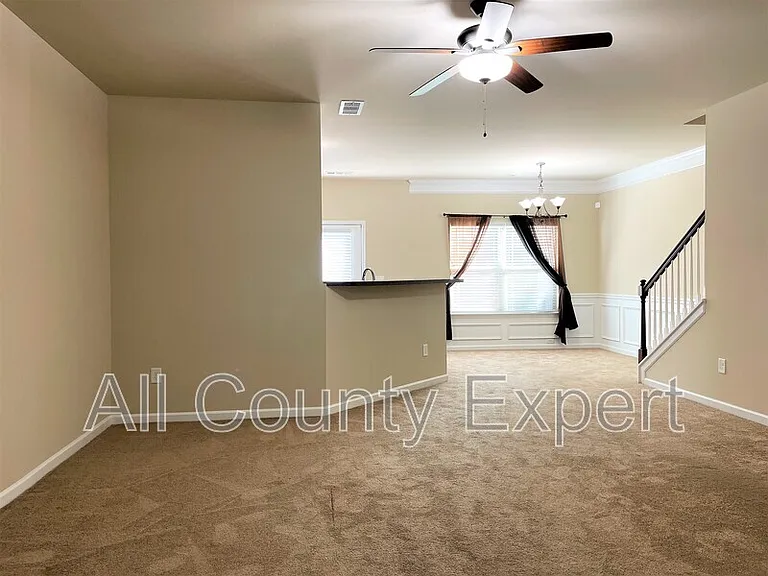 599 Oakside Pl — Photo 3