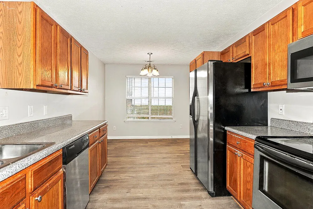 3 bed, 2.0 bath, 1276 sqft, $1,915 — Photo 3