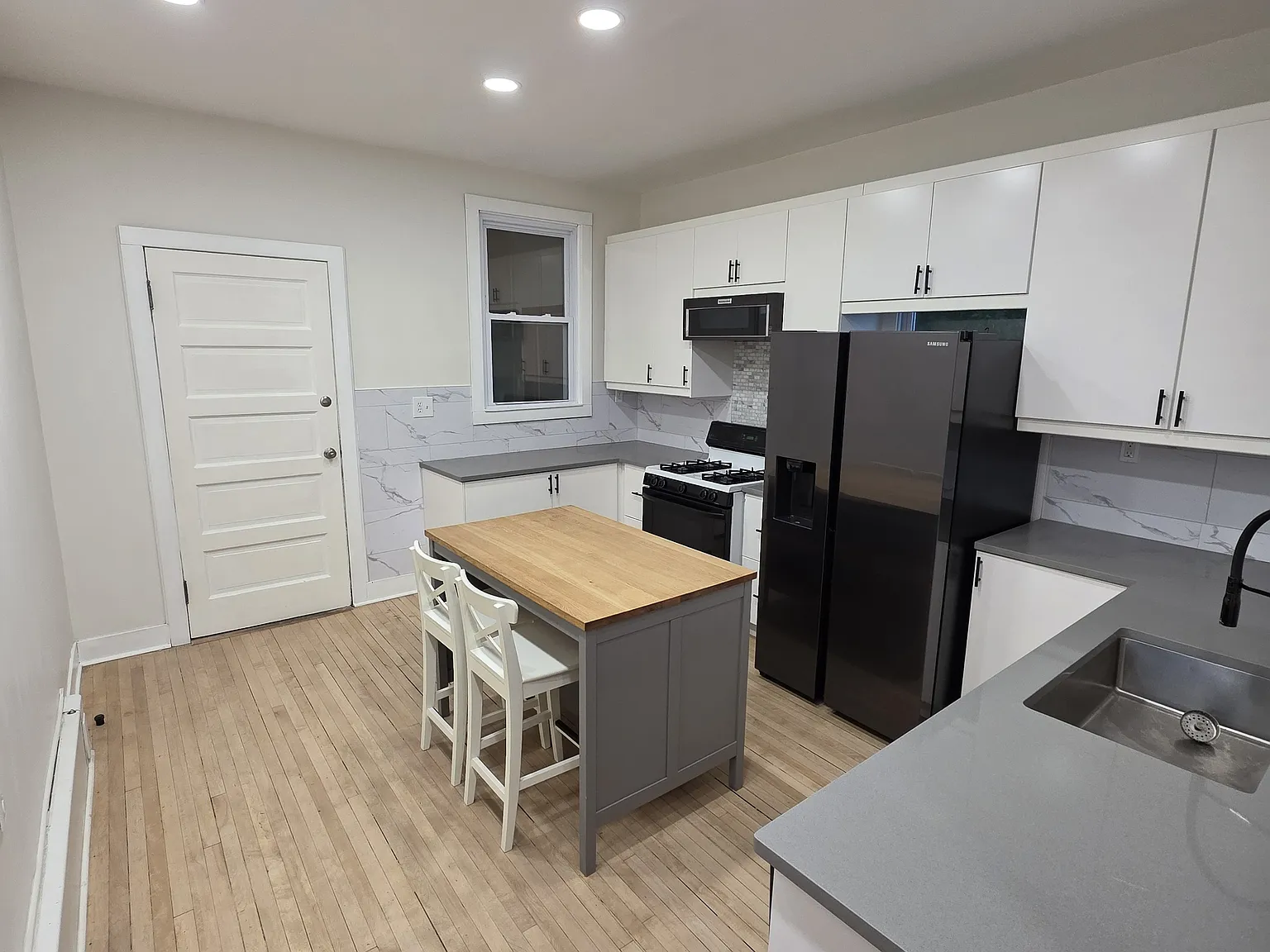 3 bed, 920 sqft, $2,000 — Photo 3