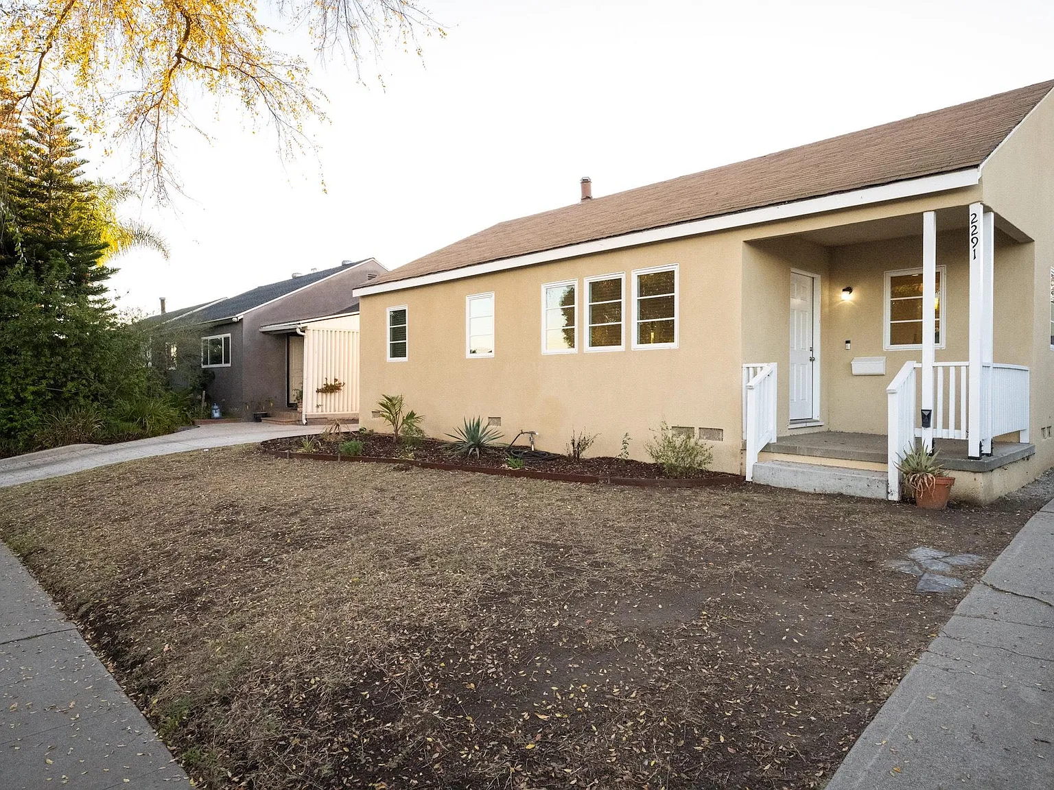 2291 Roswell Ave — Photo 4