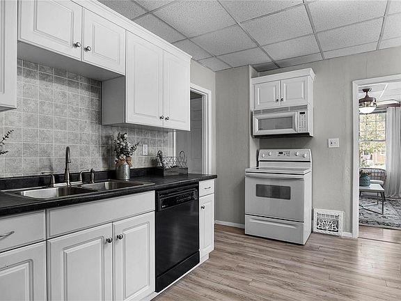 5th image of 1323 Eberhart Ave