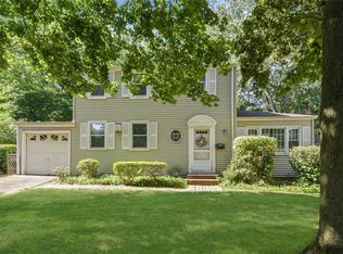 121 Hillturn Ln, Roslyn Heights, NY 11577