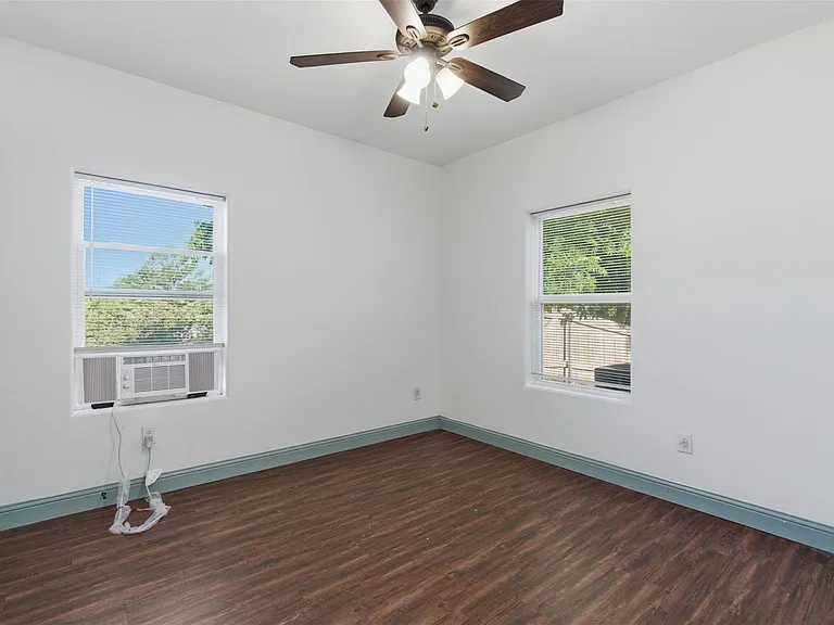 1731 W Elm St — Photo 12