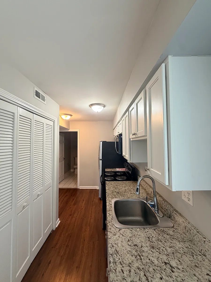 Building Photo - 204 Cherry St #1