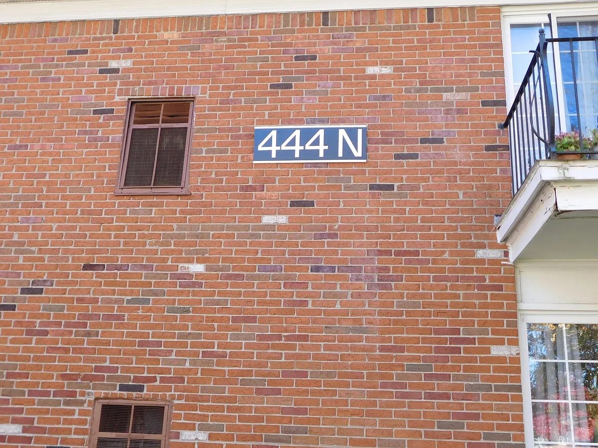 Building Photo - 444 Fox Hills Dr N #3