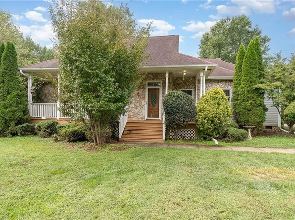 7549 Strawberry Rd, Summerfield, NC 27358