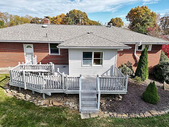 3rd image of 304 Silverview Dr