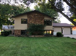 805 Woodfern Dr, Marshall, MN 56258