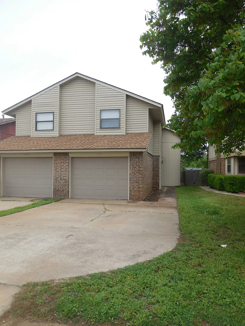 Two Bedroom Duplex Located Near Campus. — Photo 1