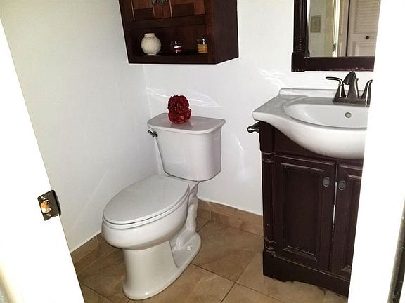 5th image of 305 Newport Ct #T