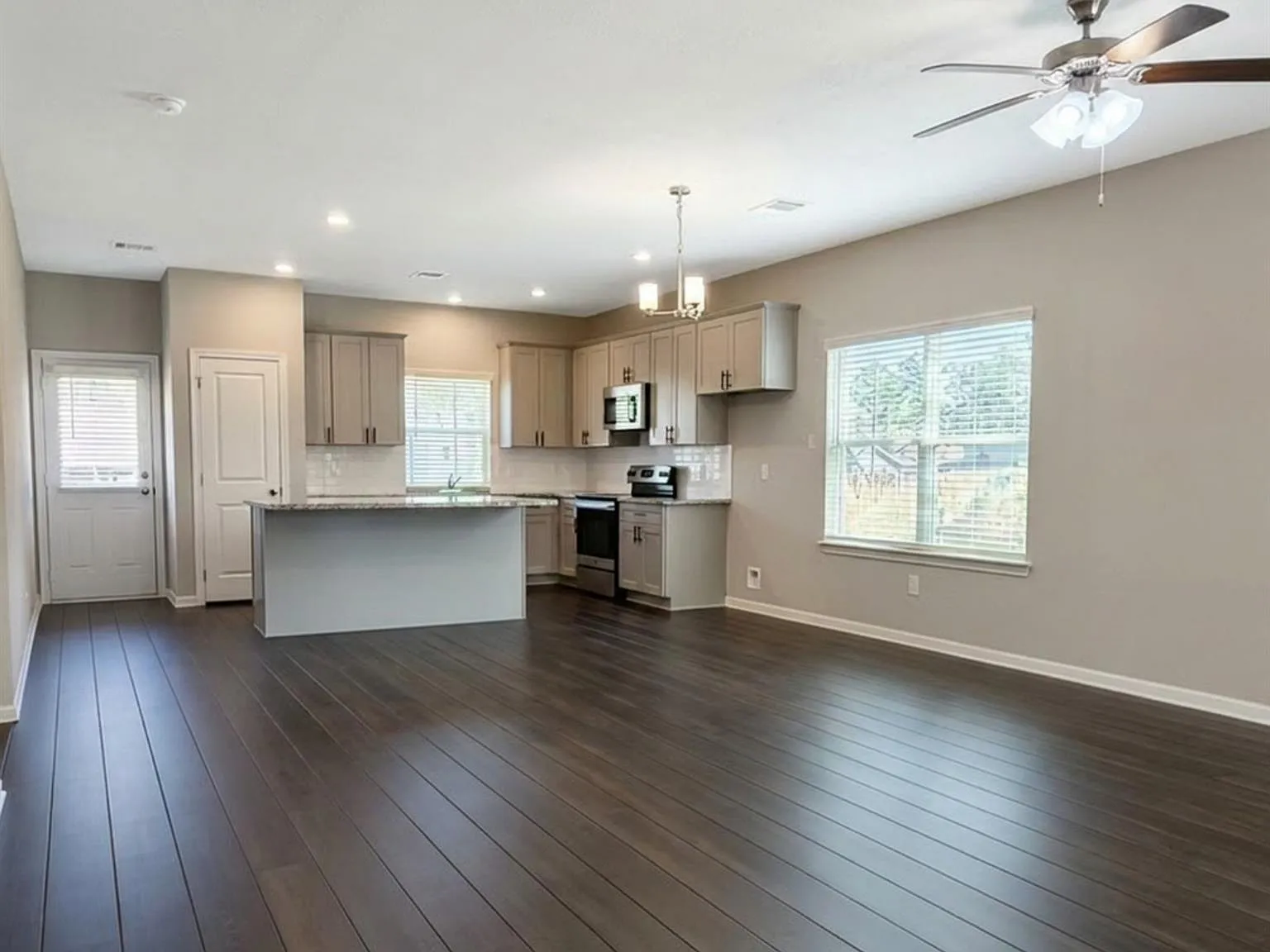 2 bed, 1.0 bath, 998 sqft, $1,350 — Photo 2
