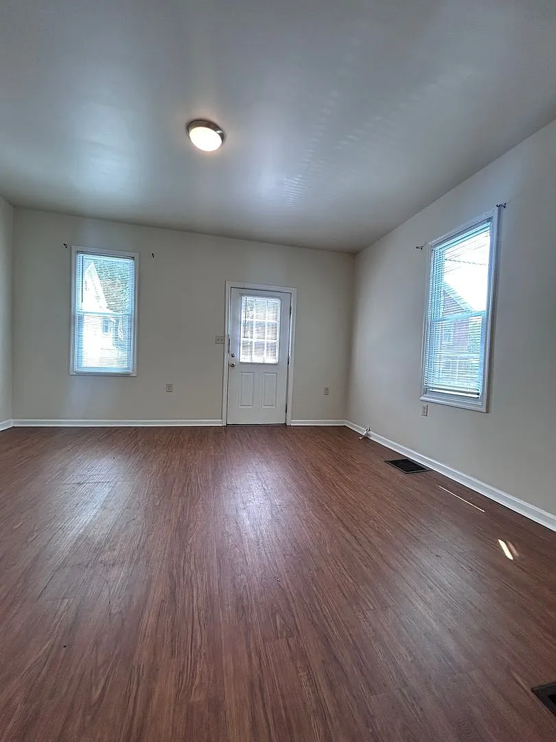 3 bedroom, 1 bath, 2 story half double house — Photo 3