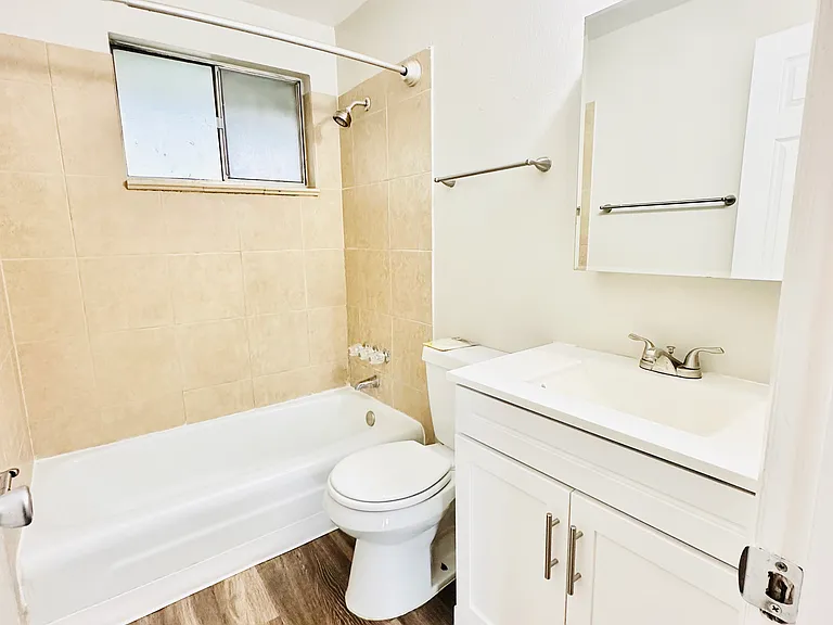Experience elegance in every detail with this contemporary bathroom design. Experience elegance in every detail with this contemporary bathroom design.