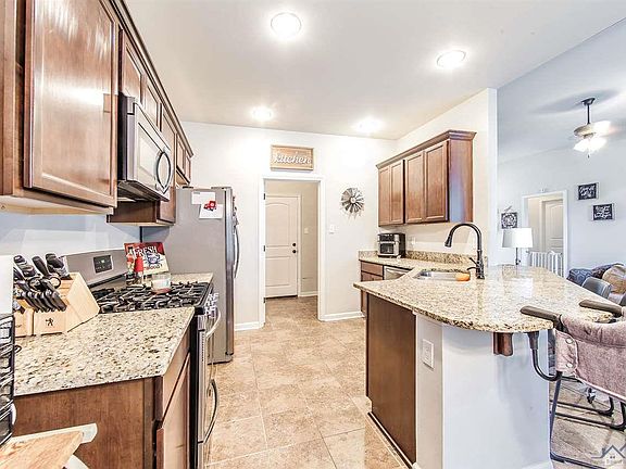 5th image of 224 Darlene St