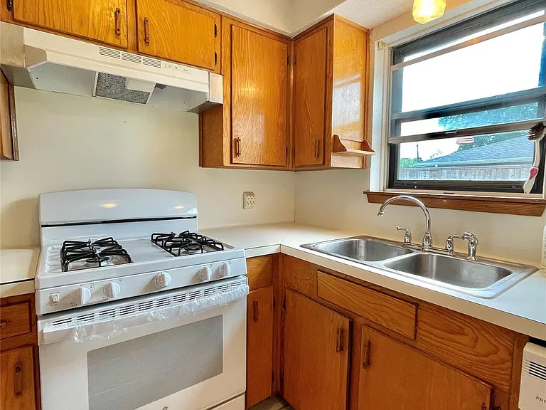 509 Dwyer St — Photo 8