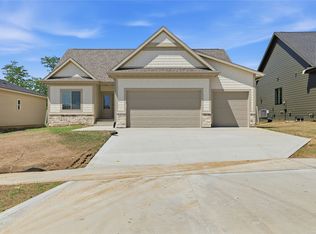 1919 E Autumn Trail Cir, Polk City, IA 50226