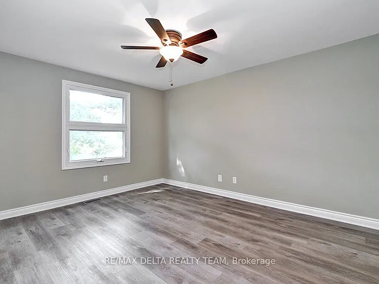 397 Phoenix Cres — Photo 24