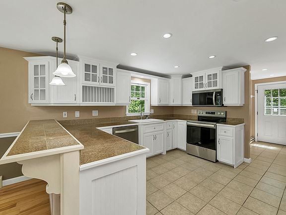 3rd image of 527 North Main Street