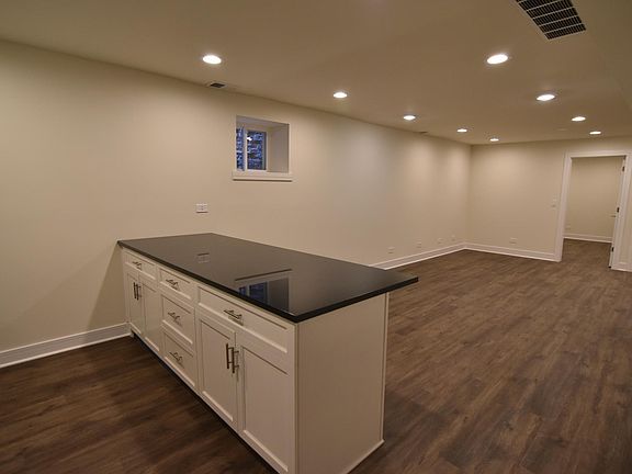 4th image of 4422 N Wolcott Ave APT Gdn