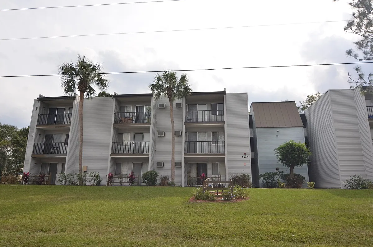 Building Photo - Hideaway Oaks Studios