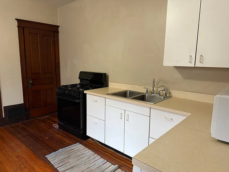 2215 Victor St — Photo 8