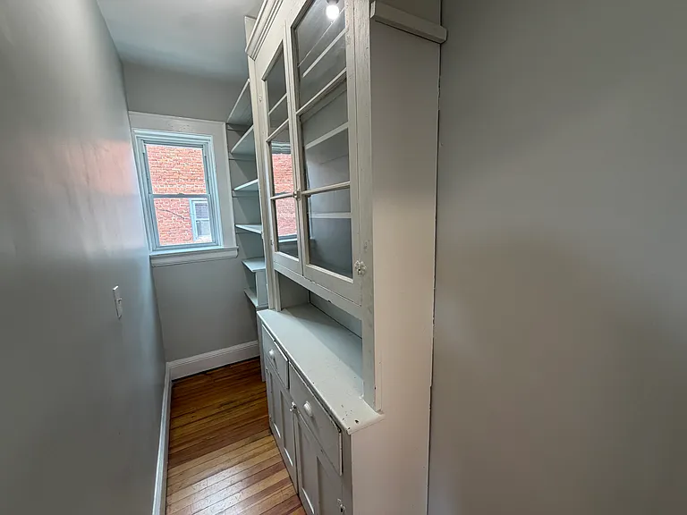 554-556 Bond St #2 — Photo 7