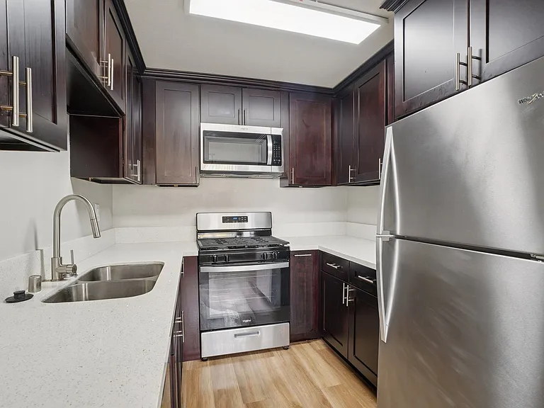 Chadron Apts — Photo 8