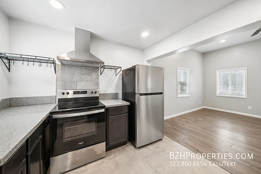 Renovated 3 Bedroom House - Near USC — Photo 2