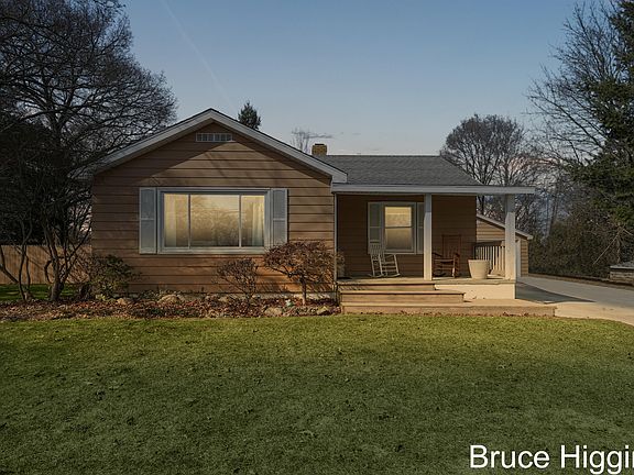 4th image of 3843 Vineyard Ave NE