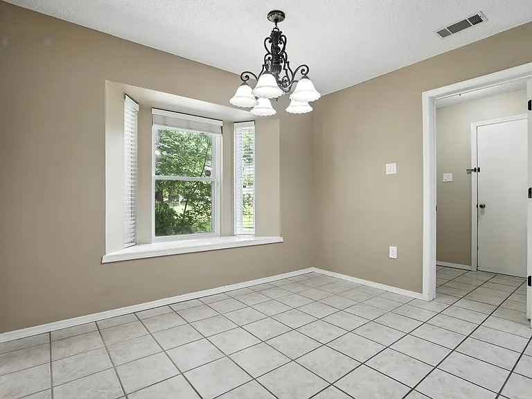 1614 Calgary Trl — Photo 25