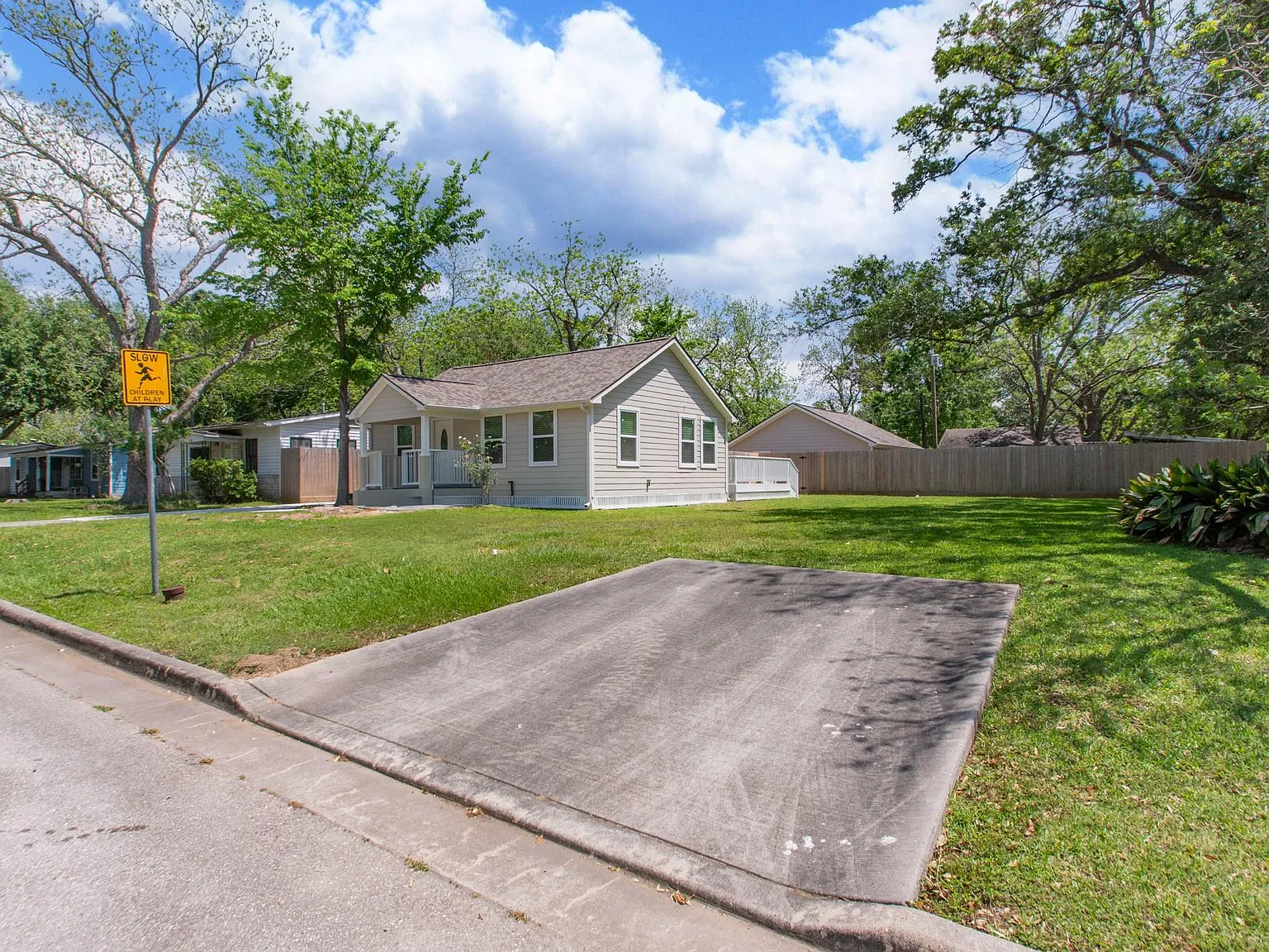2 bed, 1.0 bath, 1224 sqft, $1,800 — Photo 2
