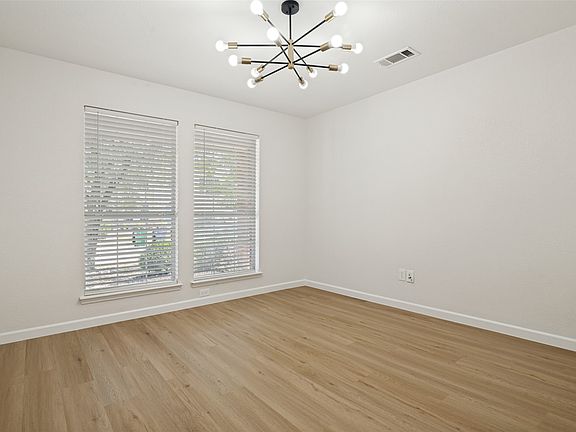 4th image of 713 Hickory Ln