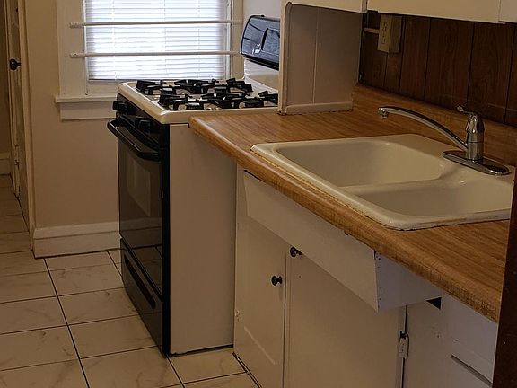 3rd image of 1332 Logan Ave NW