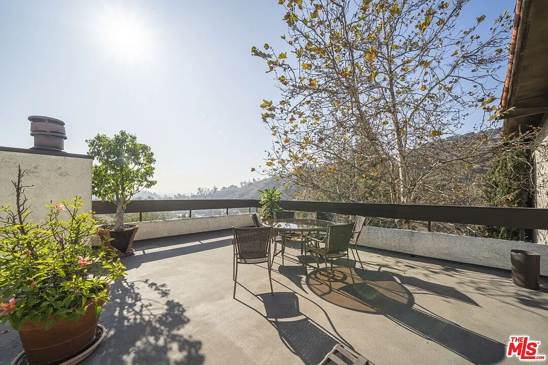 2 bed, 2.0 bath, 1002 sqft, $3,200 — Photo 3