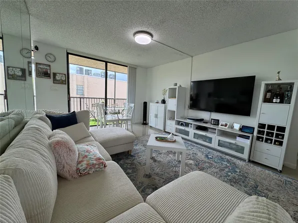 3550 Blue Lake Dr APT 501, Pompano Beach, FL 33064