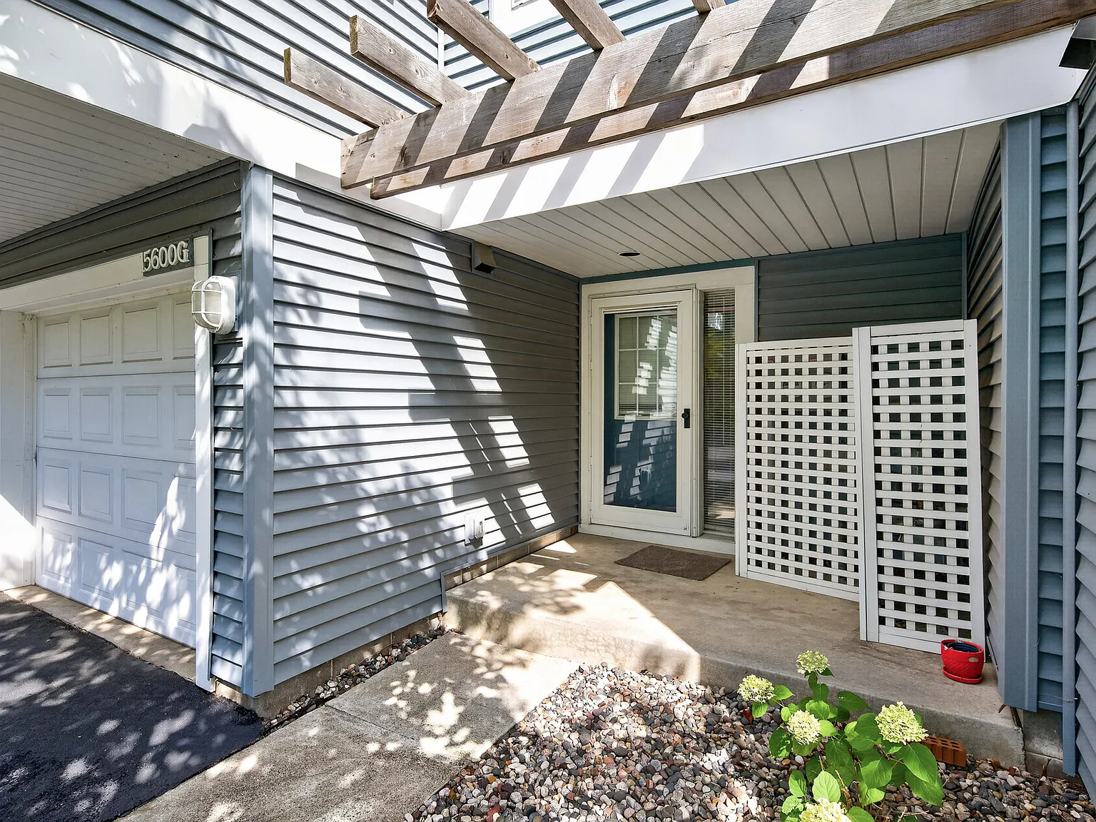 2 bed, 1.5 bath, 1235 sqft, $2,095 — Photo 2