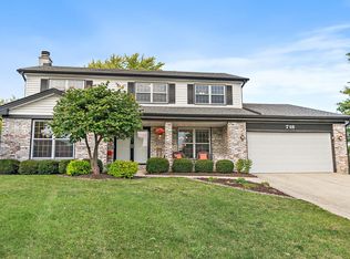 718 N Point Dr, Schaumburg, IL 60193
