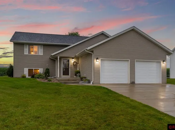 317 Loraine Dr, Lake Crystal, MN 56055
