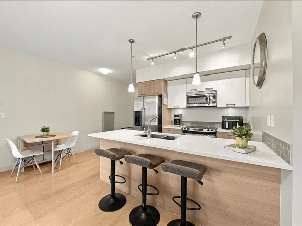 2214 Kelly Ave #205, Pt Coquitlam, BC V3C 0E5
