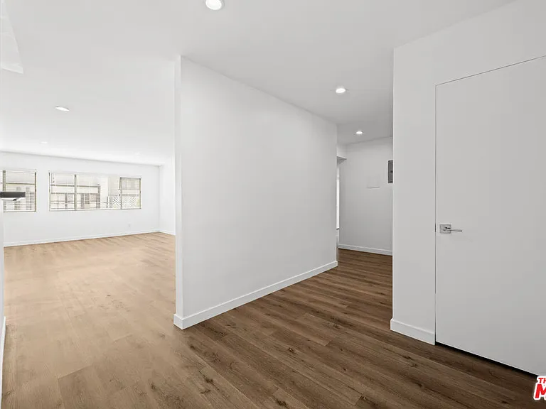 136 S Palm Dr #305 — Photo 8